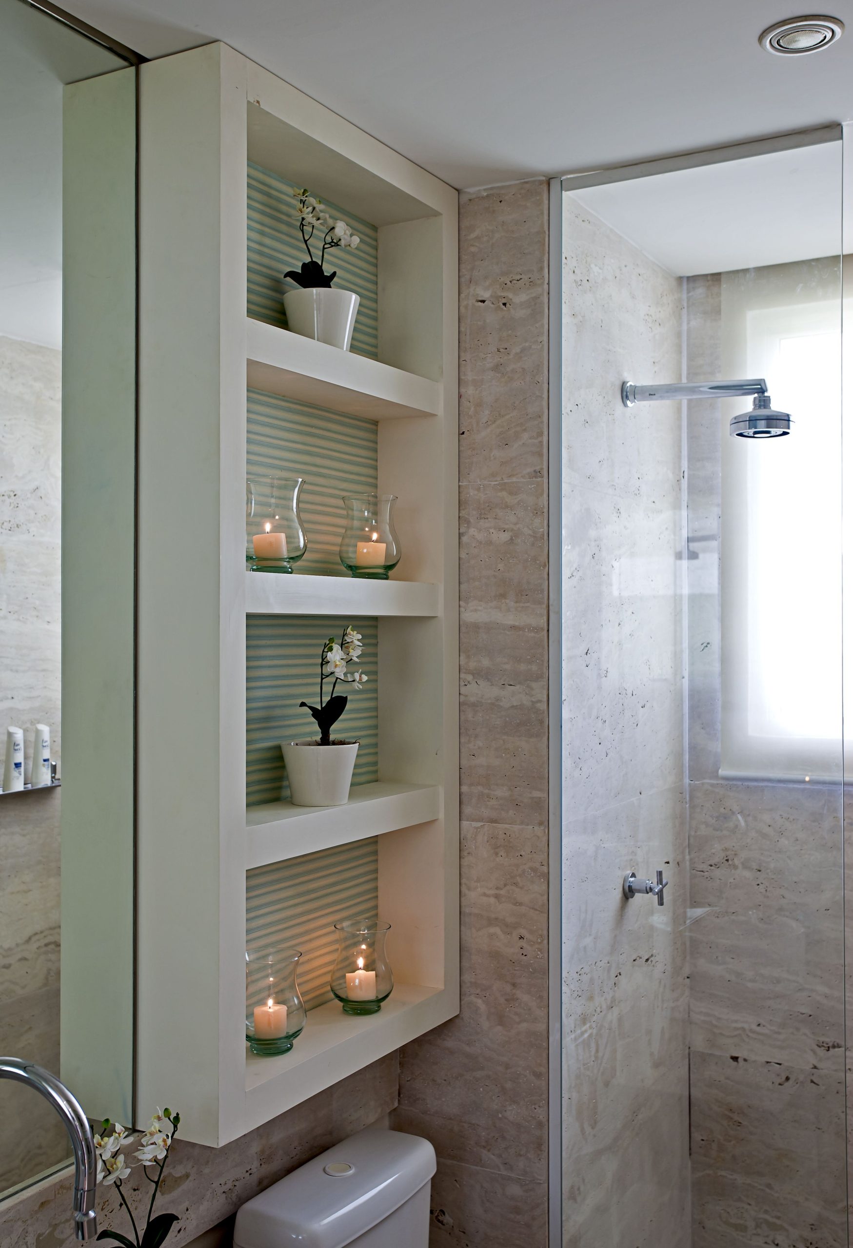 erros comuns ao decorar banheiro estreito e como evitar