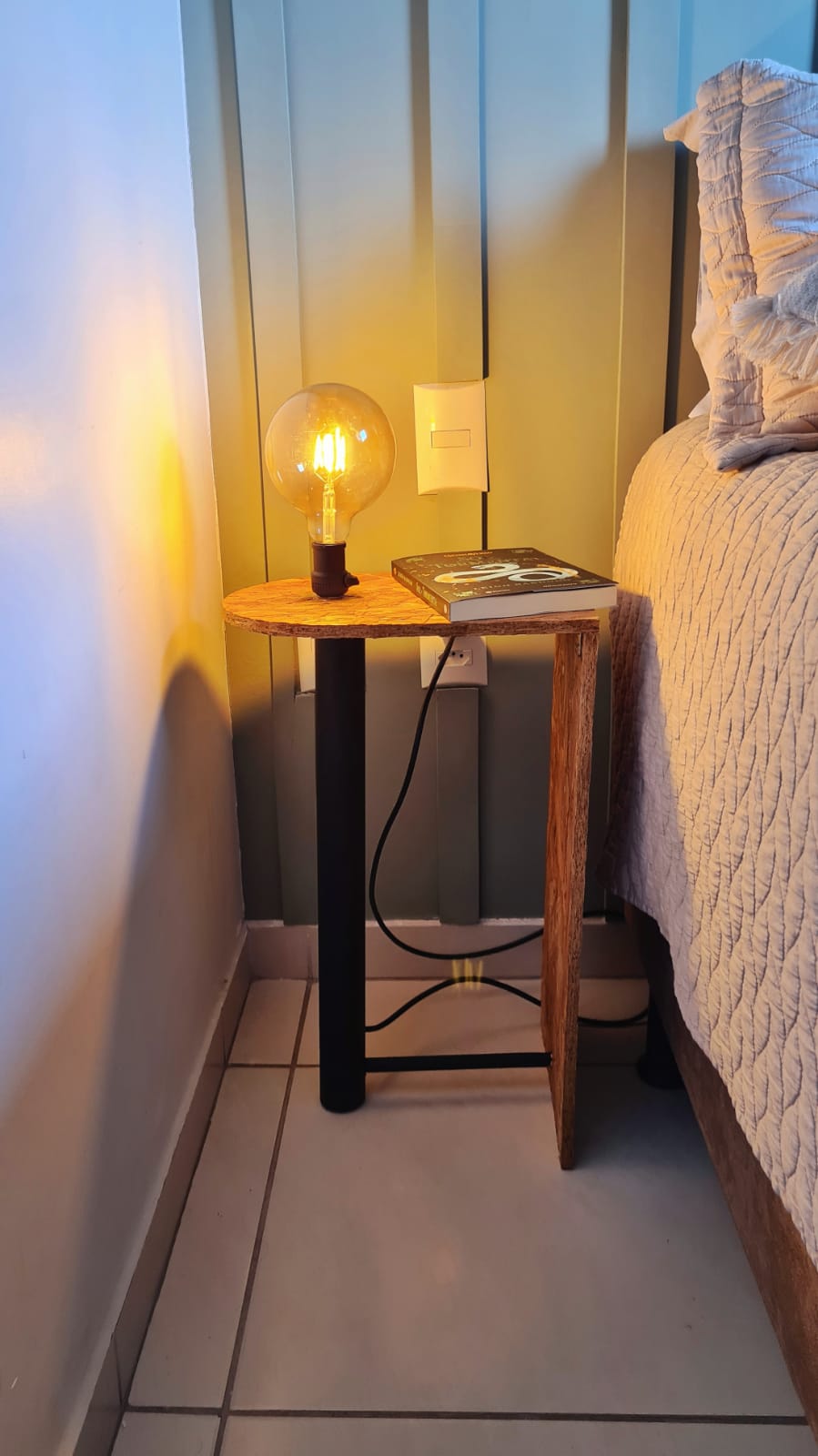 Transforme Caixotes em Mesas de Cabeceira Criativas