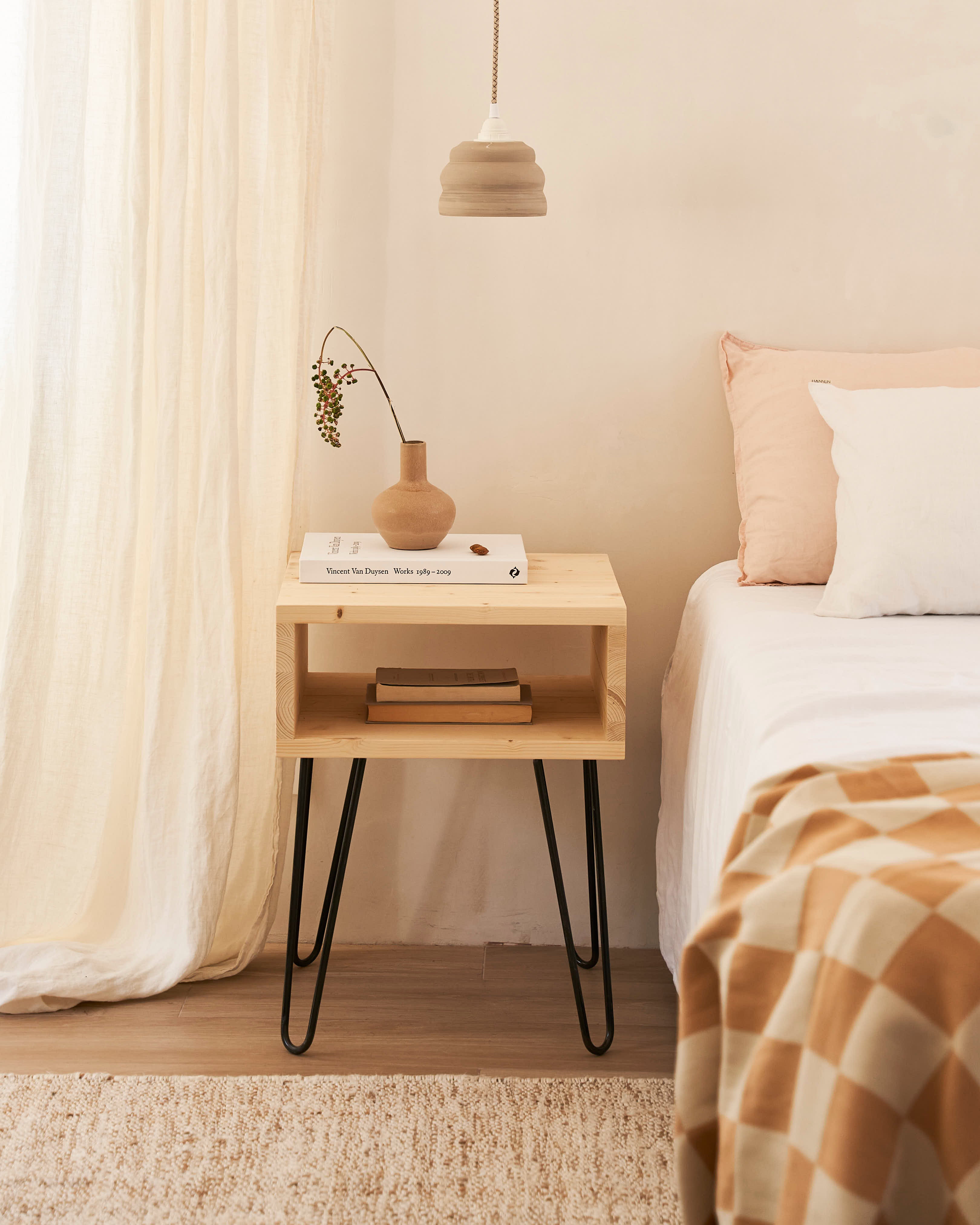 Mesa de Cabeceira Suspensa: Economia e Estilo para Quartos Pequenos