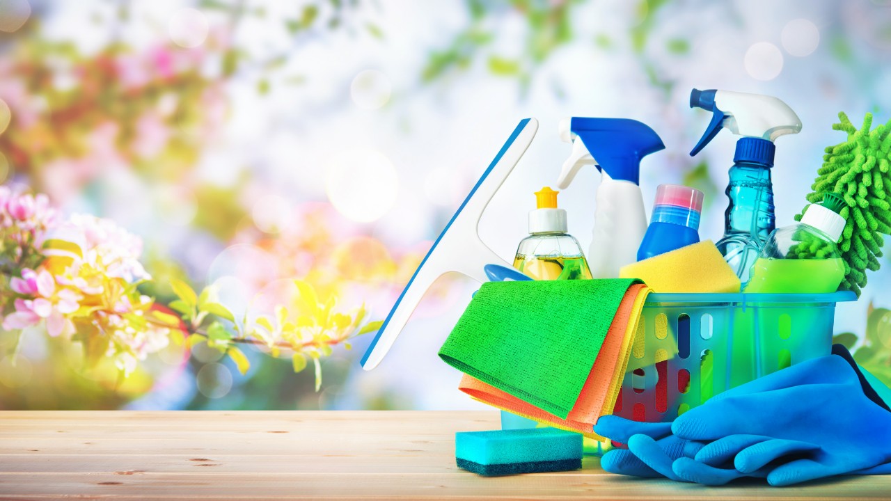 Como armazenar produtos de limpeza para proteger sua família e animais