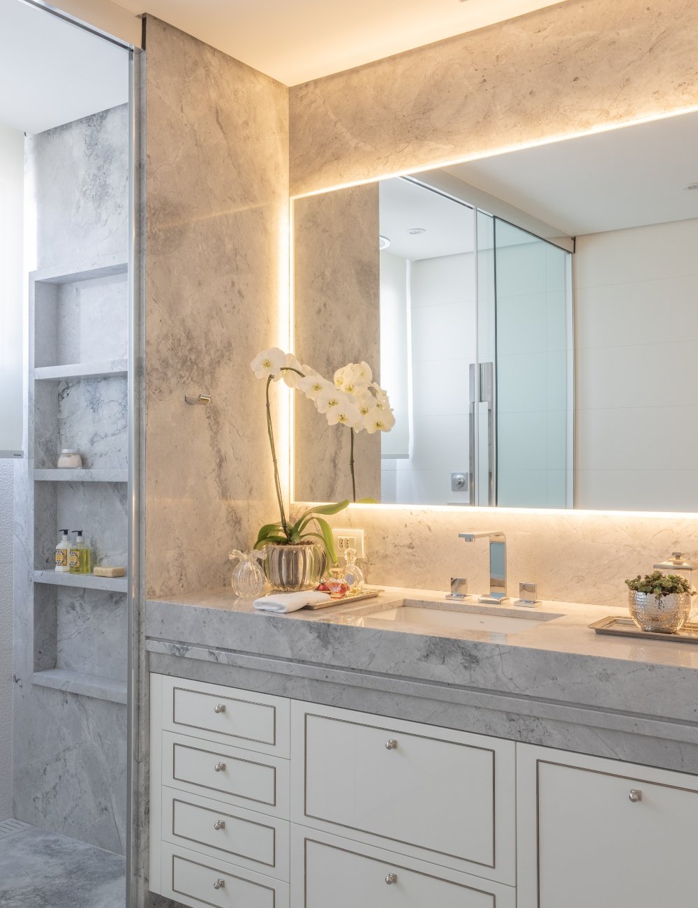 espelho com led vs espelho sem led para banheiro