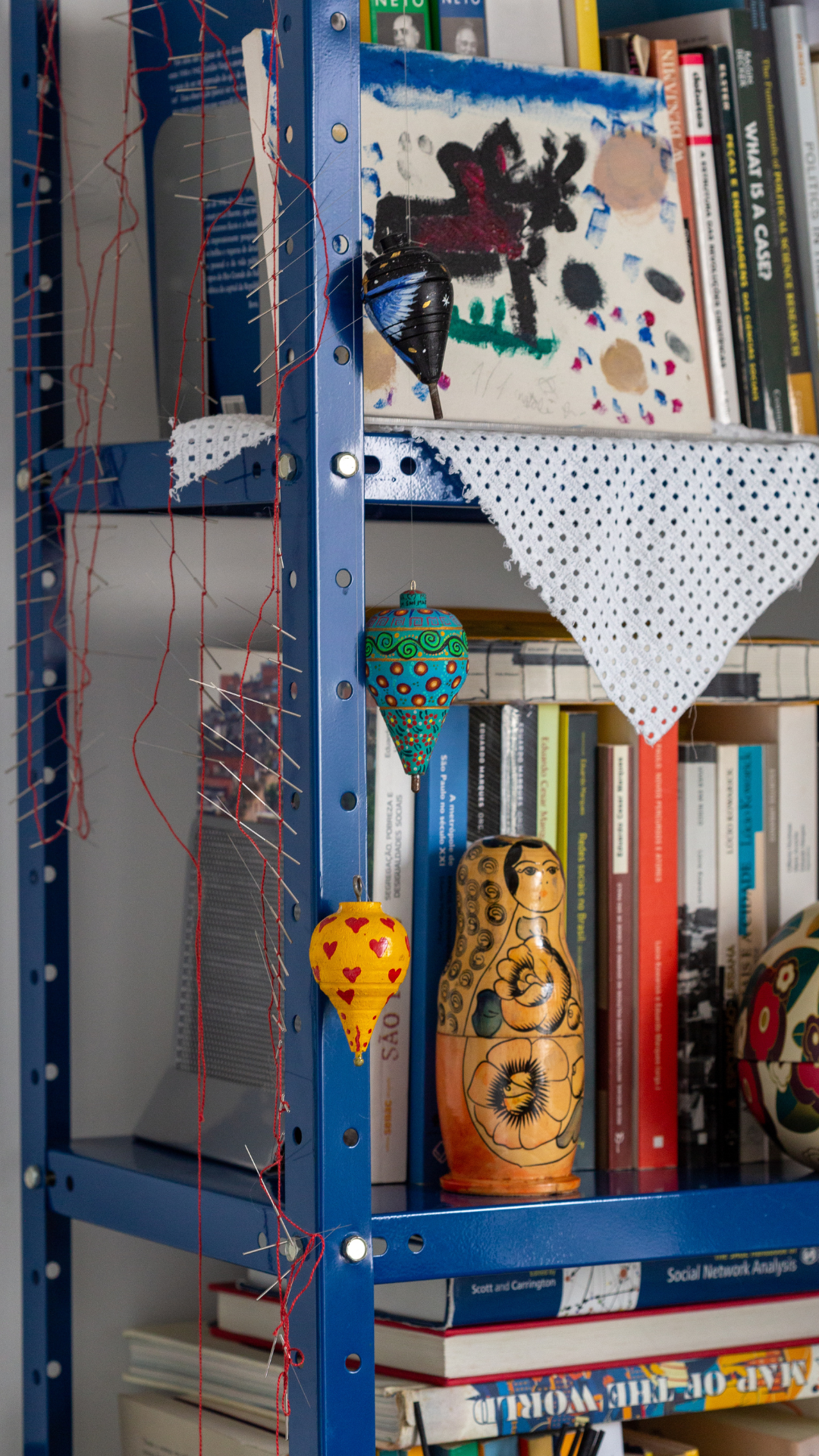 estante de aco na decoracao