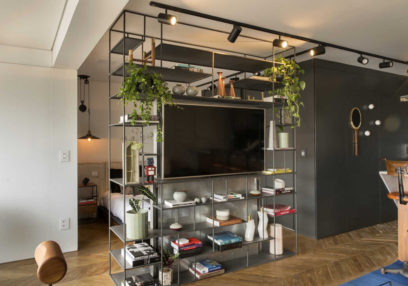 estante de aco na decoracao