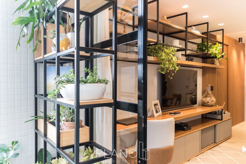 estante de aco na decoracao