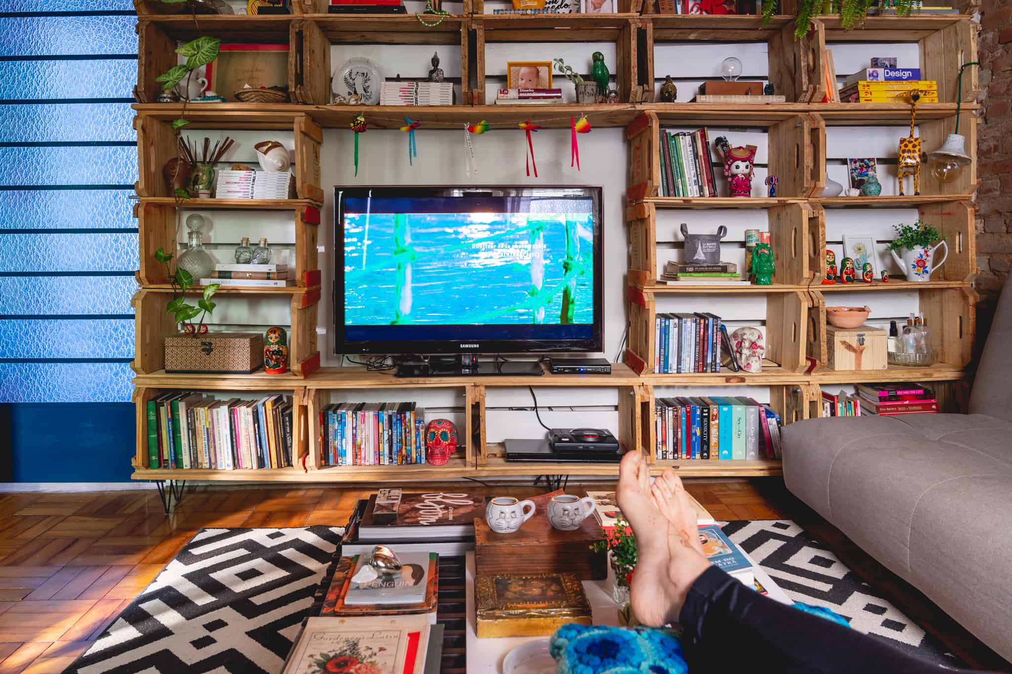 DIY: Como Montar Sua Estante de Livros com Caixotes de Feira