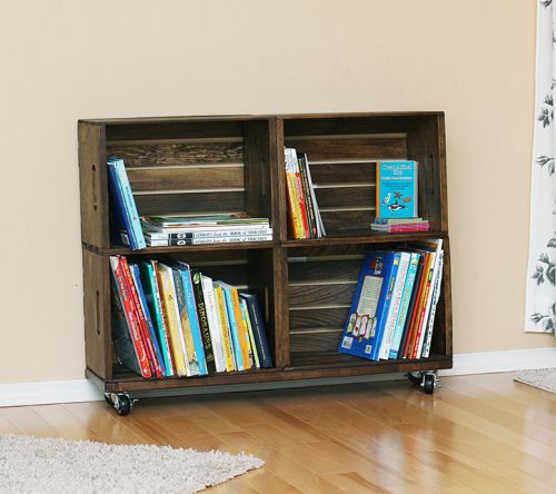 estante de livros com caixotes