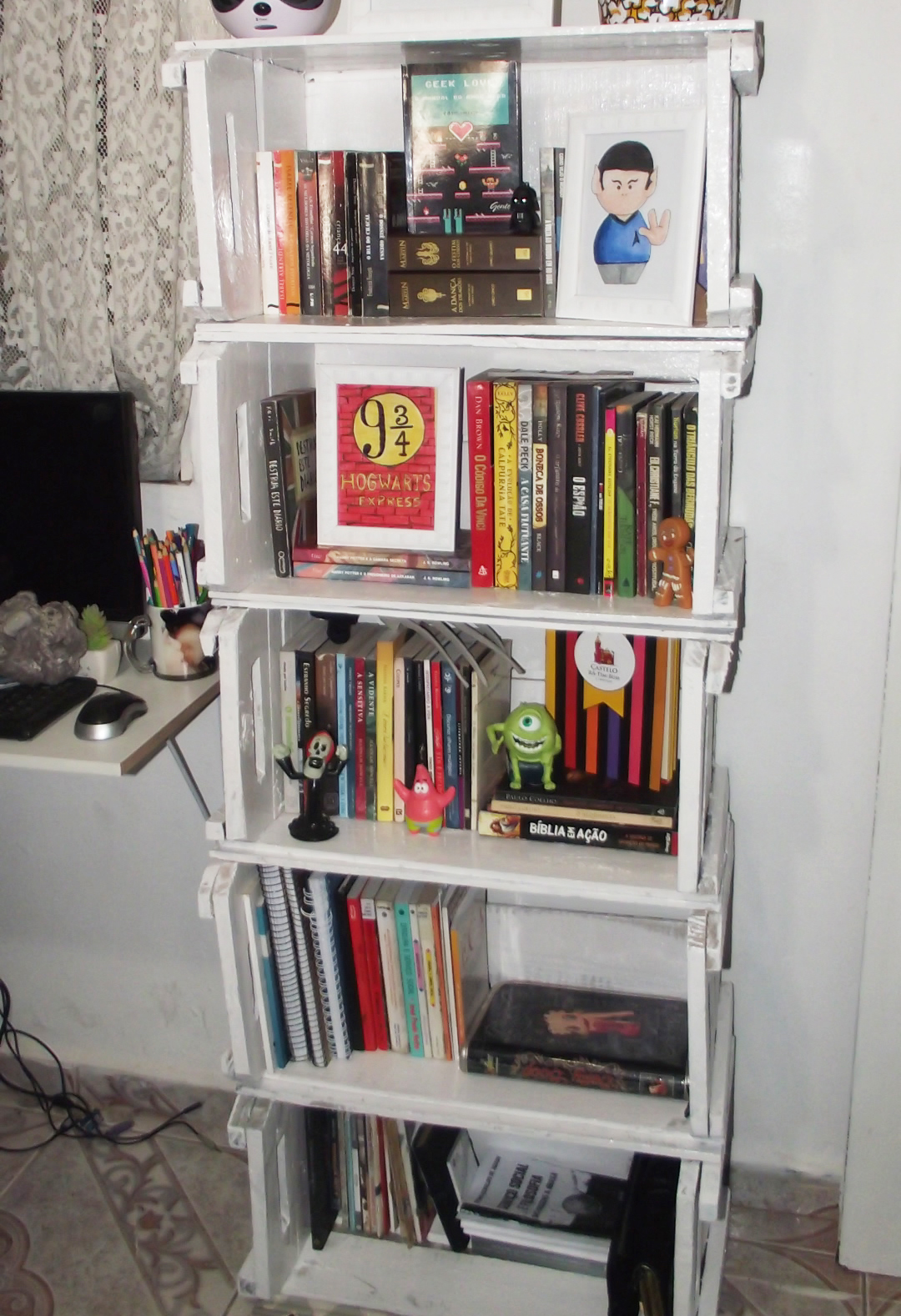 estante de livros com caixotes