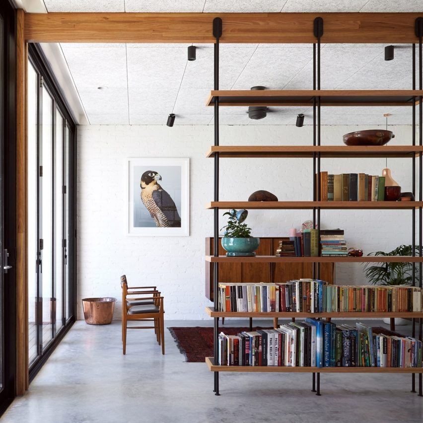 estante vazada ou com rack qual a melhor para sala