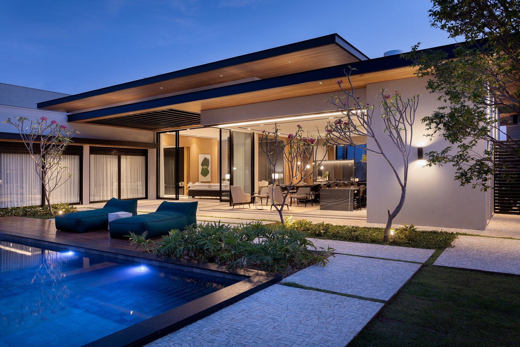 5 Ideias de Fachadas de Casas Modernas para Inspirar seu Projeto
Como Escolher os Melhores Materiais para Fachadas Modernas
Tendências de Cores e Iluminação para Fachadas de Casas em 2025
O Papel do Paisagismo e Muros na Arquitetura Moderna
Fachadas de Casas Térreas Modernas: Dicas e Exemplos