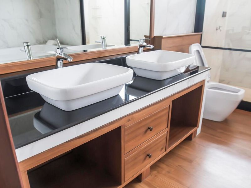 Gabinete de Banheiro 90cm: Modelos com Instalação Suspensa vs. Pés de Apoio