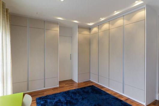 organização guarda roupa planejado