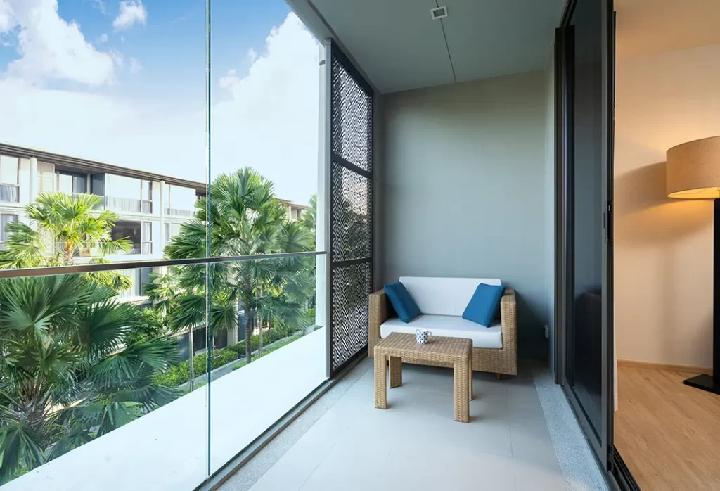 ideias criativas para fechamento de varanda com vidro transforme seu espaco