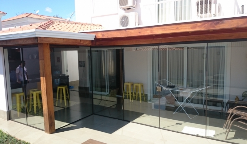 Como Escolher o Melhor Sistema de Envidraçamento para Sua Varanda