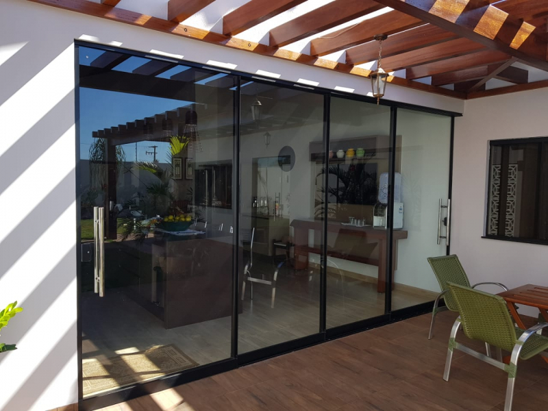 Vidro Martelado e Colorido: Tendências para Varandas em 2025