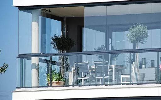 Transforme Sua Varanda em Home Office ou Área Gourmet com Vidro