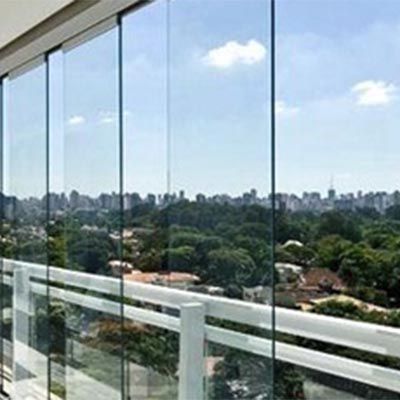 Vidro Martelado e Colorido: Tendências para Varandas em 2025