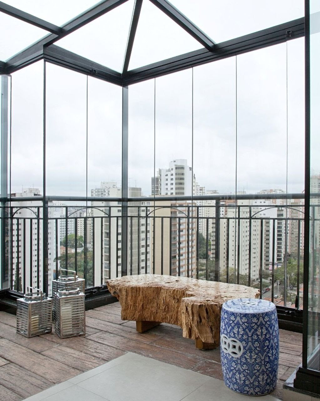 Transforme Sua Varanda em Home Office ou Área Gourmet com Vidro