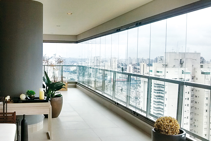 Jardins Verticais e Iluminação: Dicas para Decorar Varandas Envidraçadas