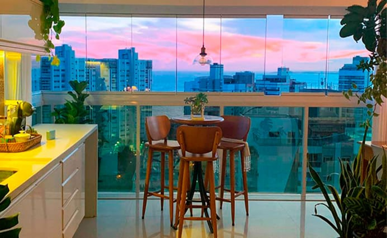 Como Escolher o Melhor Sistema de Envidraçamento para Sua Varanda