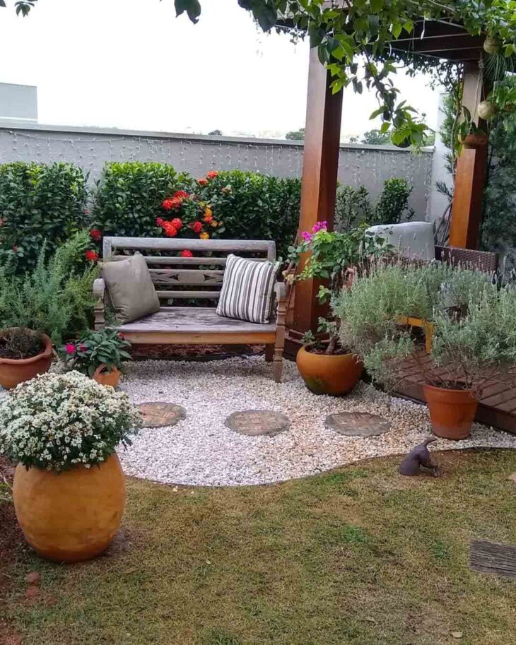 jardim no quintal com sombra
