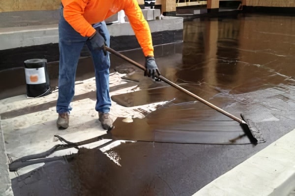 Manta Líquida vs. Borracha Líquida: Qual a Melhor para Sua Laje?