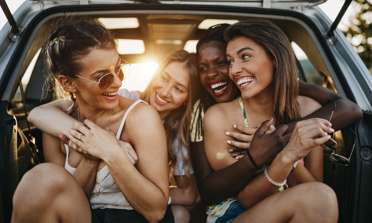 5 ideias de títulos:
1. Amizade Feminina: O Poder Transformador na Vida das Mulheres
2. Fortalecendo Laços: Atividades para Nutrir a Amizade entre Mulheres
3. A Ciência por Trás da Amizade: Benefícios Comprovados para a Saúde Feminina
4. Sororidade em Ação: Como a Amizade Feminina Combate a Rivalidade
5. Bell Hooks e a Amizade: O Amor como Ato de Presença e Vontade