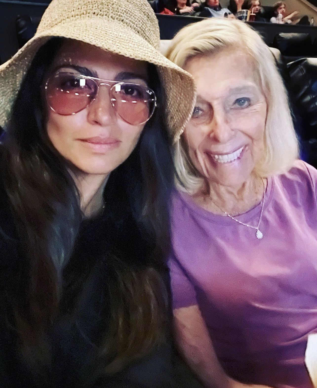 5 ideias de títulos:
1. Amizade Feminina: O Poder Transformador na Vida das Mulheres
2. Fortalecendo Laços: Atividades para Nutrir a Amizade entre Mulheres
3. A Ciência por Trás da Amizade: Benefícios Comprovados para a Saúde Feminina
4. Sororidade em Ação: Como a Amizade Feminina Combate a Rivalidade
5. Bell Hooks e a Amizade: O Amor como Ato de Presença e Vontade