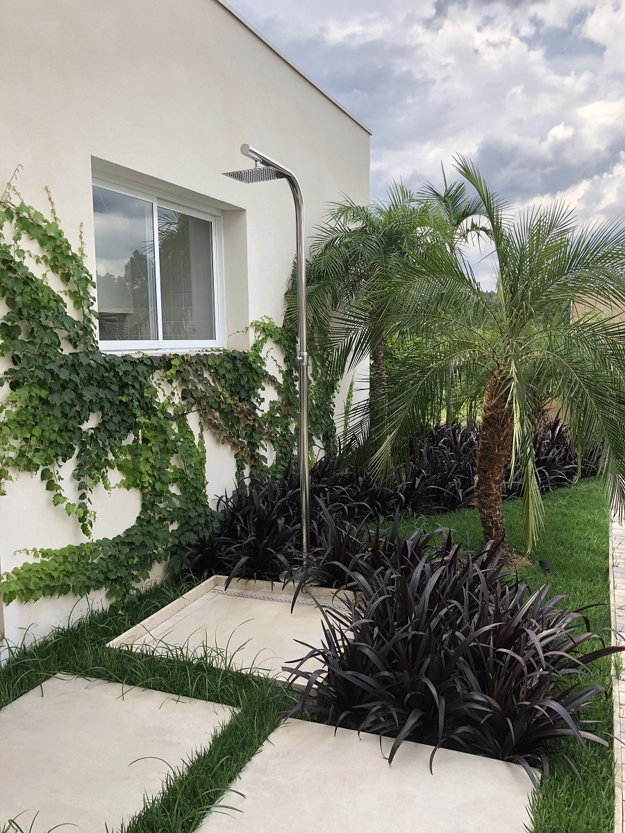 ideias de jardim com chuveiro e deck