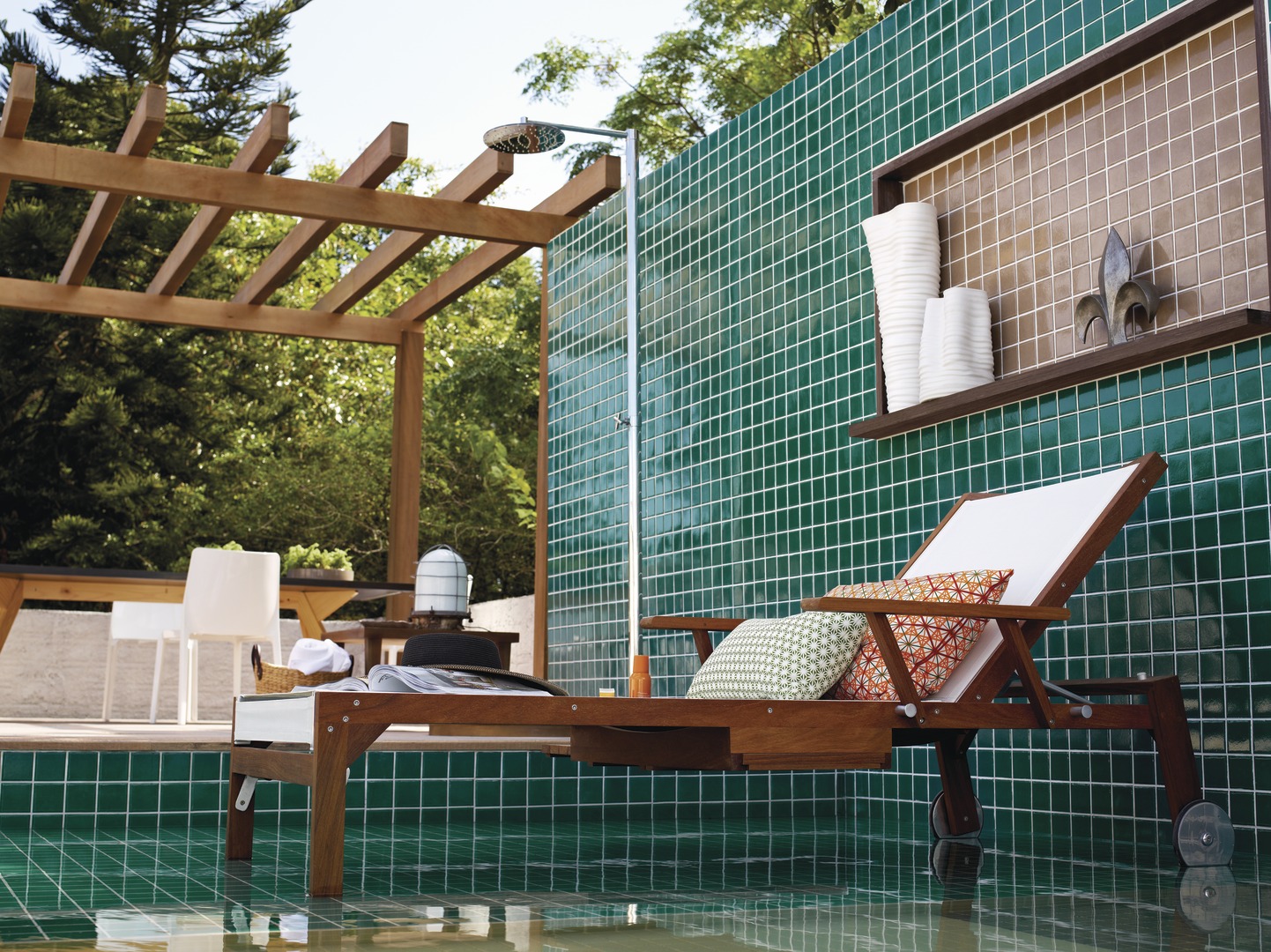 deck de madeira vs deck de madeira plástica para chuveiro