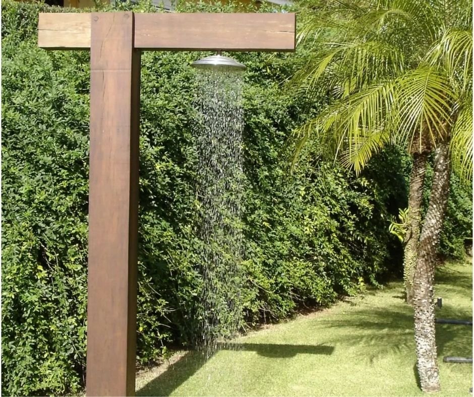 jardim com chuveiro e deck