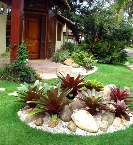 jardim com grama preta e pedras