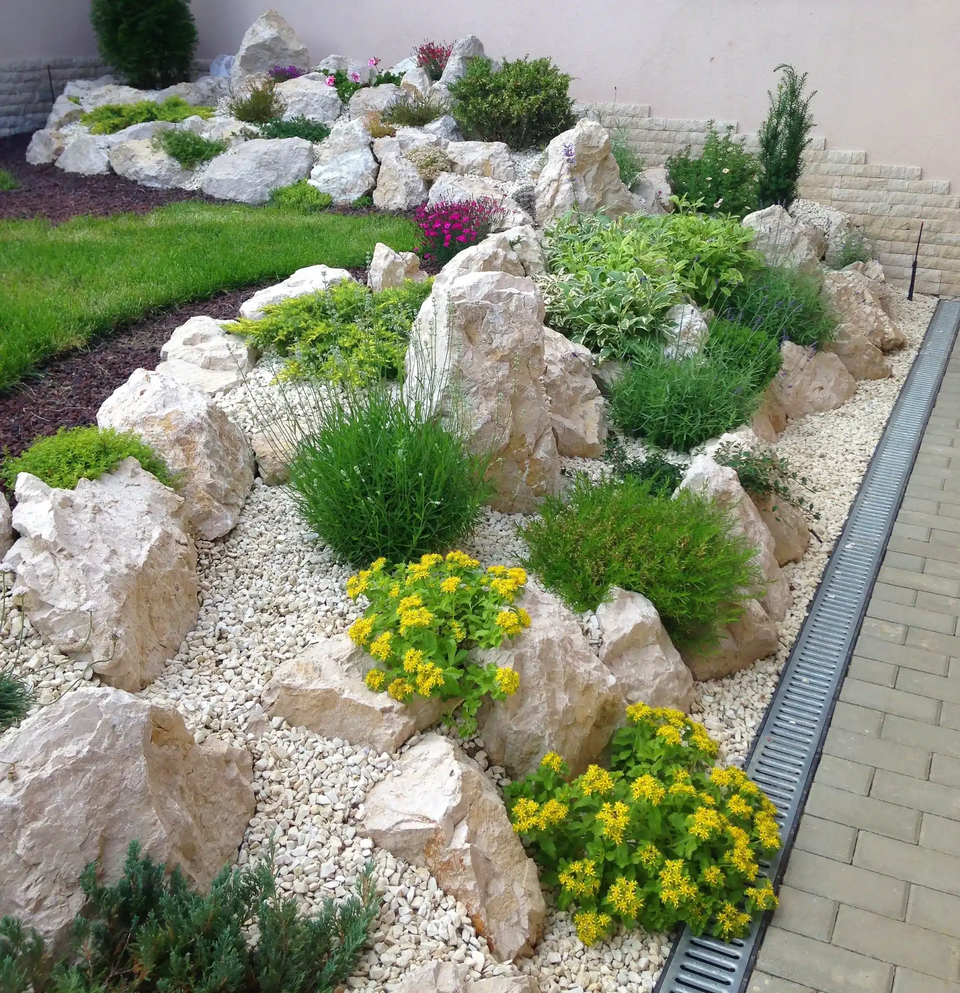 jardim de pedras com cascalho