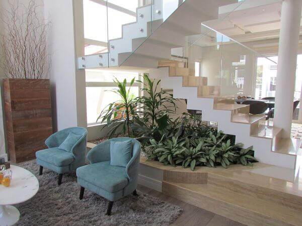 ideias de jardim embaixo da escada com plantas