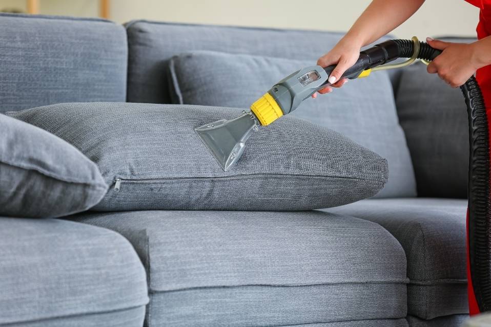 limpar sofa a seco em casa