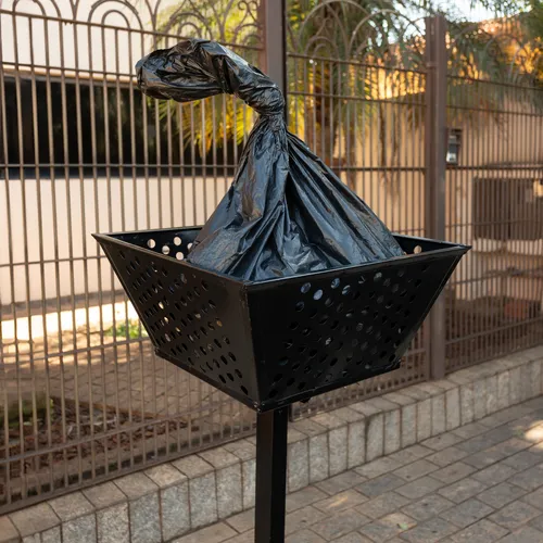 lixeira de calcada preta