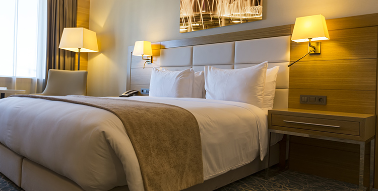 lustre de cristal vs lustre de led para quarto de casal