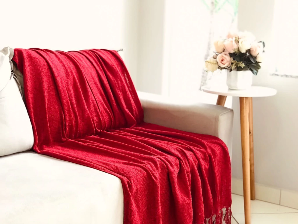 Como Escolher o Tecido Ideal de Manta para o Seu Sofá