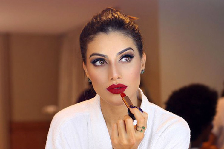 maquiagem para pele morena com batom vermelho