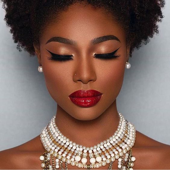 maquiagem para pele morena com batom vermelho