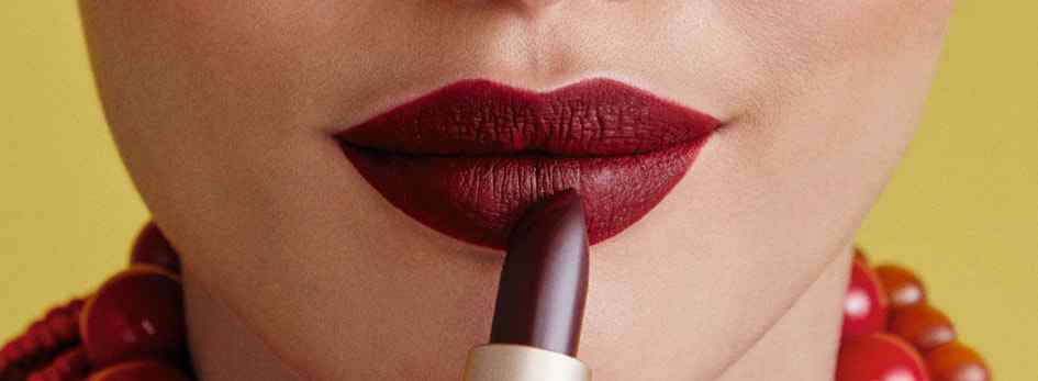 maquiagem para pele morena com batom vermelho