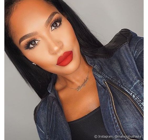 maquiagem para pele morena com batom vermelho