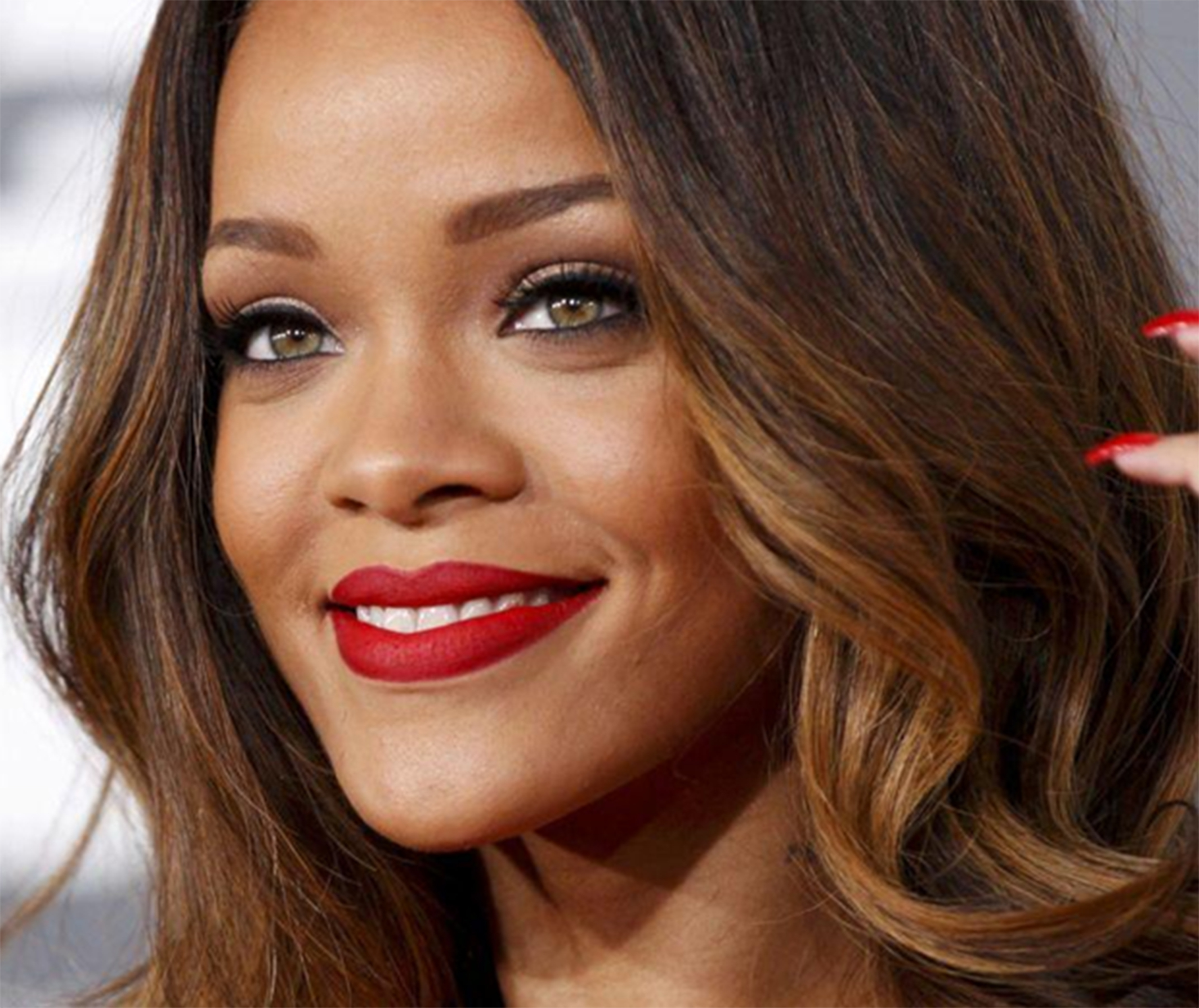 maquiagem para pele morena com batom vermelho