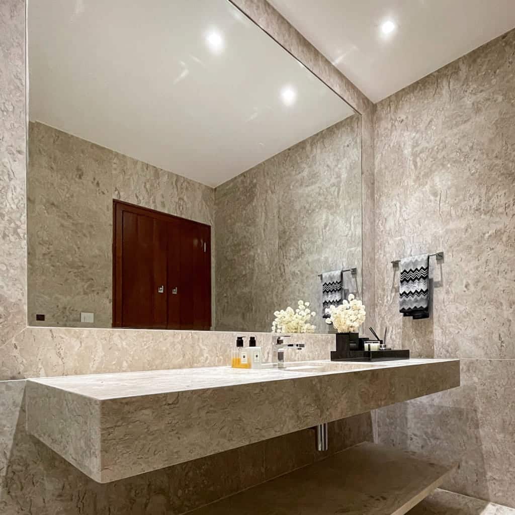 5 Dicas Essenciais para Manter seu Banheiro de Travertino Impecável