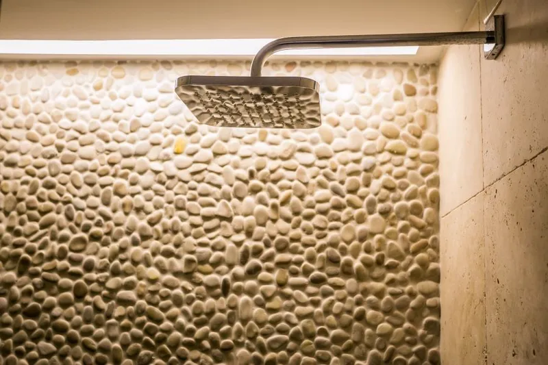 marmore travertino no banheiro rustico