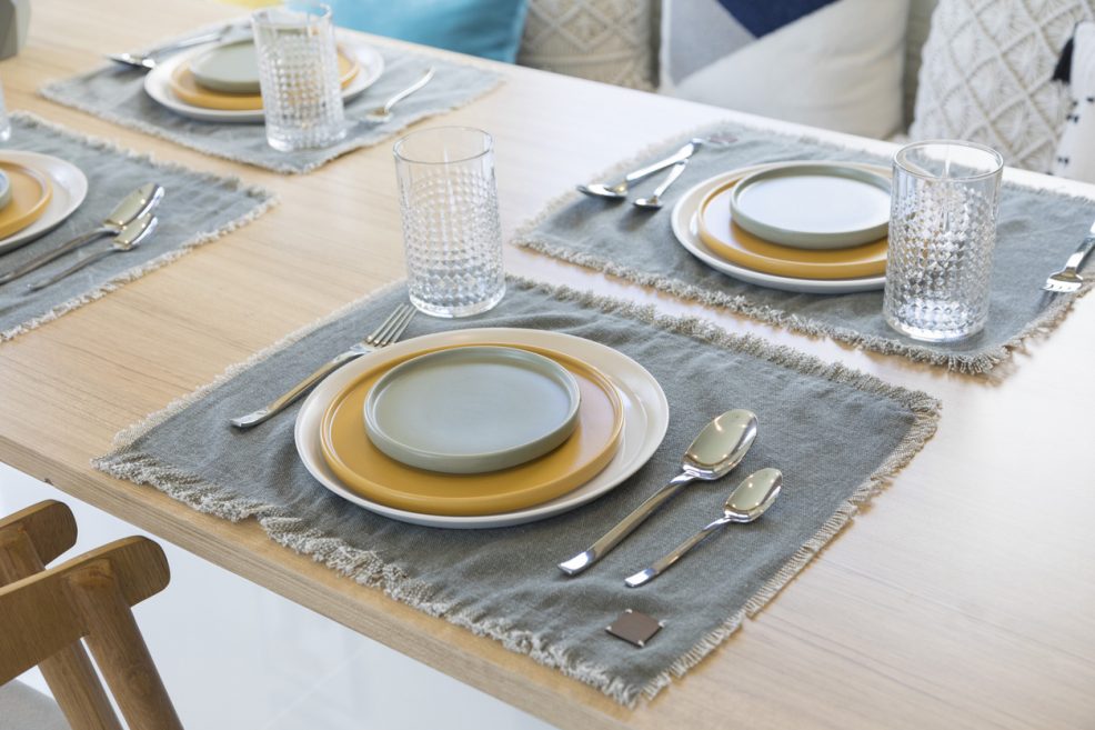 Jogo Americano vs. Toalha de Mesa: Qual a Melhor Opção para o Seu Dia a Dia?