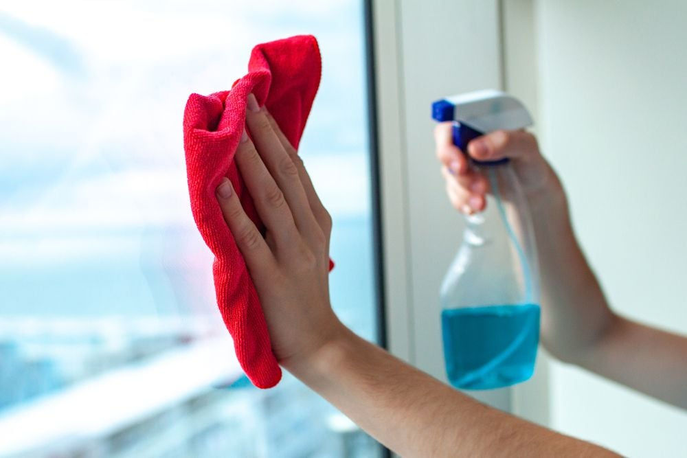 Adeus Marcas de Dedo: A Mistura Caseira que 'Blinda' Seus Vidros e Espelhos