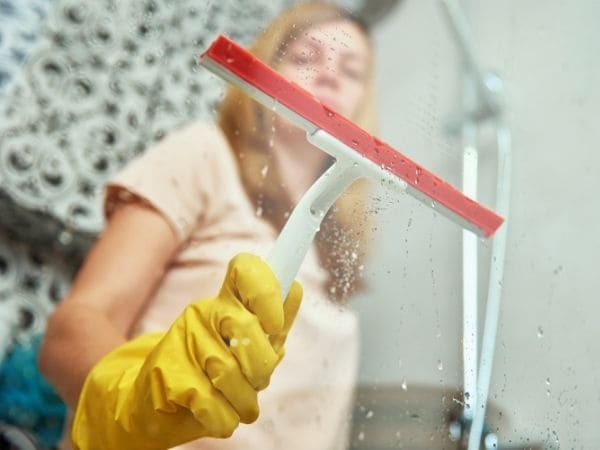 Guia Completo: Como Fazer o Limpa Vidros Caseiro Perfeito para Cada Tipo de Sujeira