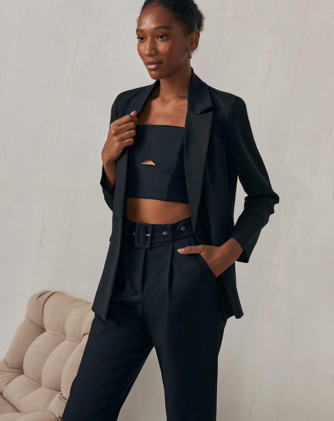 10 peças atemporais femininas que transformam seu estilo