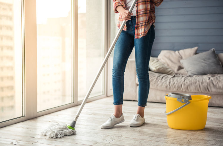 Mop Giratório vs Mop Spray: Qual a melhor escolha para sua casa?