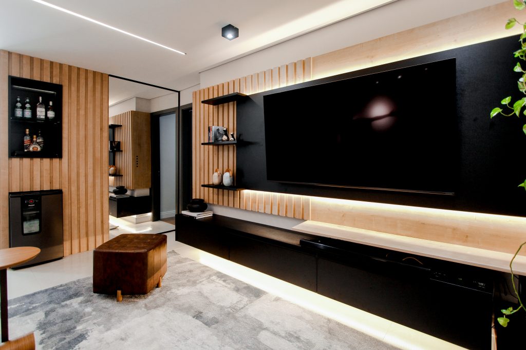 moveis claros com parede escura